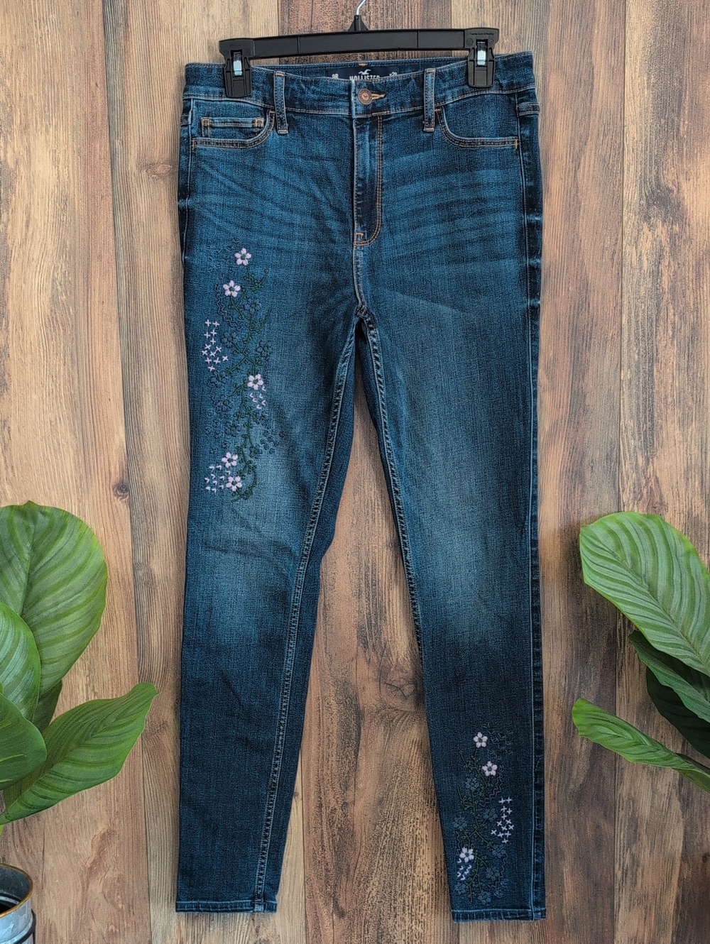 Hollister High Rise Super Skinny Jeans with Floral Embroidery 9R 29x30 910A
